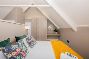 House w Pool, Fireplace, Braai