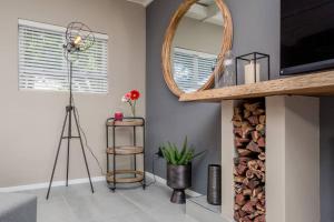 House w Pool, Fireplace, Braai