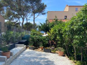 Logement entier T2 climatisé, parking gratuit, jardin, plage à 2min à pied