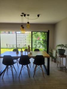 GRAN DUPLEX DE CATEGORÍA - cochera y patio - Exc ubicación en zona norte, barrio tranquilo - Bien próximo al Sanatorio Allende, Kempes y Univ Siglo XXI - Cerca de restaurantes y bares- Salida rápida al Aeropuerto, centro y las sierras