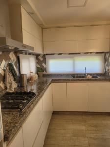 GRAN DUPLEX DE CATEGORÍA - cochera y patio - Exc ubicación en zona norte, barrio tranquilo - Bien próximo al Sanatorio Allende, Kempes y Univ Siglo XXI - Cerca de restaurantes y bares- Salida rápida al Aeropuerto, centro y las sierras