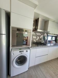 GRAN DUPLEX DE CATEGORÍA - cochera y patio - Exc ubicación en zona norte, barrio tranquilo - Bien próximo al Sanatorio Allende, Kempes y Univ Siglo XXI - Cerca de restaurantes y bares- Salida rápida al Aeropuerto, centro y las sierras