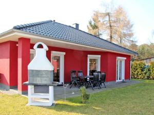 rotes Ferienhaus im Fischerdorf