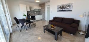 Mermaid Luxury apartment with pool and sea view 