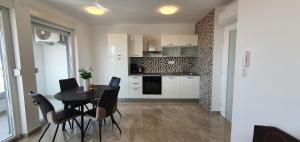 Mermaid Luxury apartment with pool and sea view