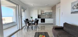 Mermaid Luxury apartment with pool and sea view 