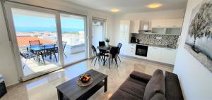 Mermaid Luxury apartment with pool and sea view 