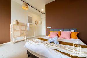 9am-5pm, SAME DAY CHECK IN AND CHECK OUT, Work from Home, Comfy & Quiet Tamarind Suites-Cyberjaya by Flexihome-MY,