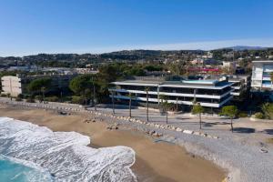 Appartement climatisé les pieds dans leau pour 6 personnes avec 1 suite parentale, 1 chambre double et 1 mini chambre Piscine sur le toit clim garage