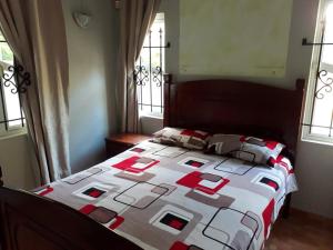 Sunny villa in Pereybere with private pool