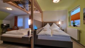 Family Room with Balcony and Kitchen room in Hotel Garni Magdalenenhof - Superior