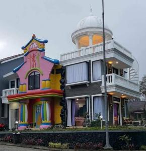 Villa Numismatik. Penginapan Unik yang Asri Alami