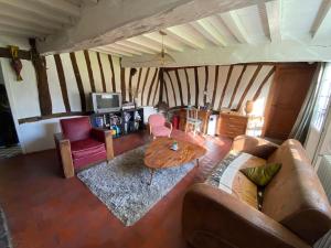 Belle Longère normande, cheminée et jardin arboré