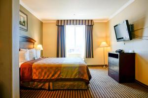 King Room - Non-Smoking room in Days Inn & Suites by Wyndham Anaheim Resort