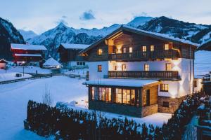 Serviced Luxury Chalet Evi, Ski-in Ski-out - 4-star hotels in Kaprun