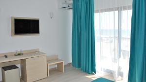 Ryanna Beach pe plaja Belona