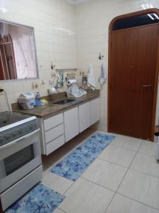 Apto 6 pessoas - Ar e Wi-Fi - praia da Enseada - Guarujá