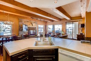 Plaza 2 Bedroom 2 Bath 5 Peak room in Crested Butte Mountain Resort Properties