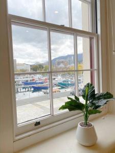 Luxury Hobart Waterfront Apartment with views!