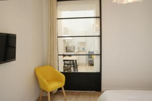 T2 avec verrière situé en hyper centre avec wifi, linge, draps, savons et serviettes fournis