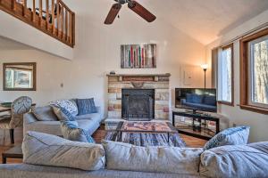 4 Mi to Tobyhanna State Park Home with Fire Pit