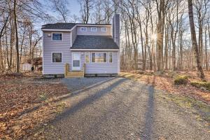 4 Mi to Tobyhanna State Park Home with Fire Pit