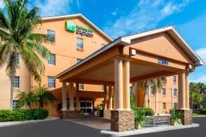 Holiday Inn Express Hotel & Suites Bonita Springs/Naples by IHG - 埃斯特罗