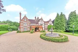 Exquisite Manor House in Surrey Hills - Chipstead