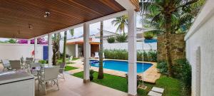 Casa com piscina, varanda e lazer em condomínio