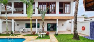 Casa com piscina, varanda e lazer em condomínio