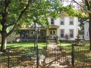 Raindrops On Roses Bed & Breakfast - Chadwicks