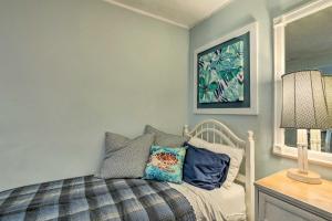 Sun-Soaked Studio with Pool Access in Lake Worth!