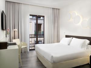 Classic Double or Twin Room with City View room in H10 Port Vell 4* Sup