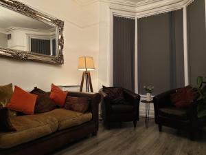 Stunning 5 bed house, 2 mins to beach and town, with free parking