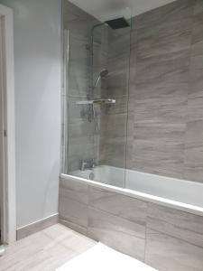 Stunning 5 bed house, 2 mins to beach and town, with free parking