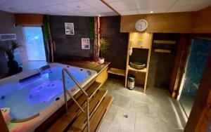 Hotels Logis Hotel Les Ancolies : photos des chambres