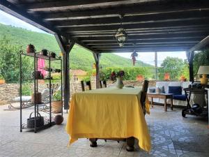 Maisons de vacances Mes Maisons Gardoises comprises of Two Gites sleeping 14 with Two Private Pools, Kids Room, Laundry room, Disco Theatre plus free WiFi! : photos des chambres