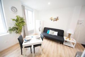 Appartements IVOIRIA !!! SUBLIME Studio HOME STAGING AU CENTRE VILLE !!! : photos des chambres