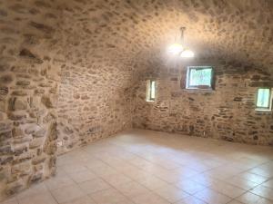 Maisons de vacances Mes Maisons Gardoises comprises of Two Gites sleeping 14 with Two Private Pools, Kids Room, Laundry room, Disco Theatre plus free WiFi! : photos des chambres