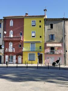 Maisons de vacances Mes Maisons Gardoises comprises of Two Gites sleeping 14 with Two Private Pools, Kids Room, Laundry room, Disco Theatre plus free WiFi! : photos des chambres