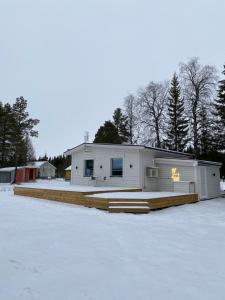 Modern Lapland Cottage with Outdoor Sauna & BBQ Hut