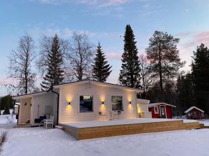 Modern Lapland Cottage with Outdoor Sauna & BBQ Hut