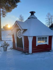 Modern Lapland Cottage with Outdoor Sauna & BBQ Hut
