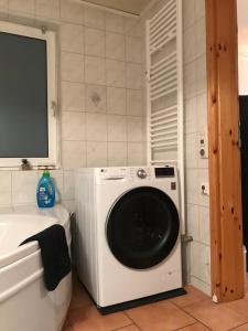 Schöne ruhige Wohnung mit Terrasse und Parkplatz