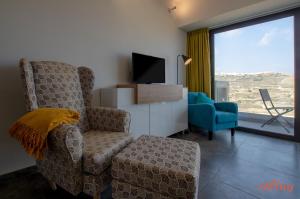 2 Bed Apartment with Distant Sea and Country Views