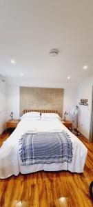Deluxe Double Room with Shower room in B - Simply Rooms