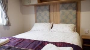 Excellent caravan 2 bedrooms sleeps 6