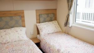 Excellent caravan 2 bedrooms sleeps 6