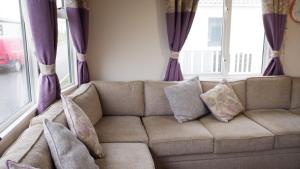 Excellent caravan 2 bedrooms sleeps 6