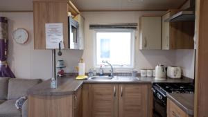 Excellent caravan 2 bedrooms sleeps 6